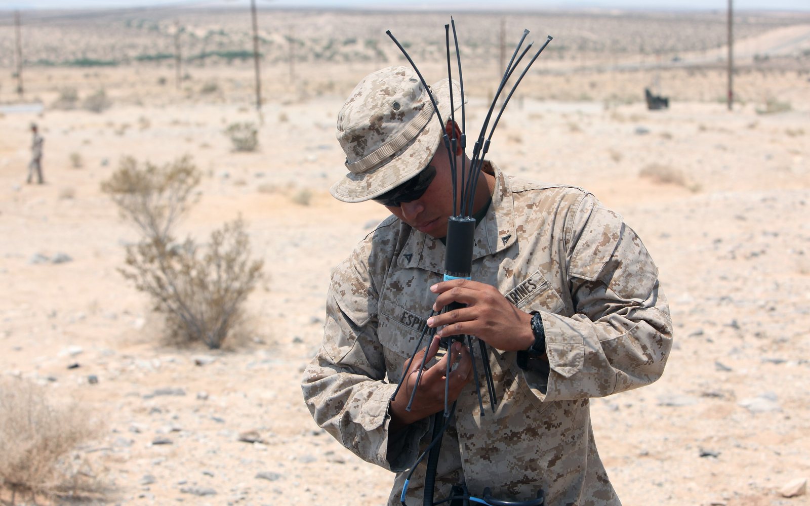 Ein Marinesoldat setzt das Antennenbündel eines tragbaren Funkstörsenders ein