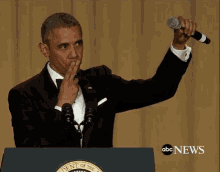 Barack Obama lässt das Mikrofon fallen