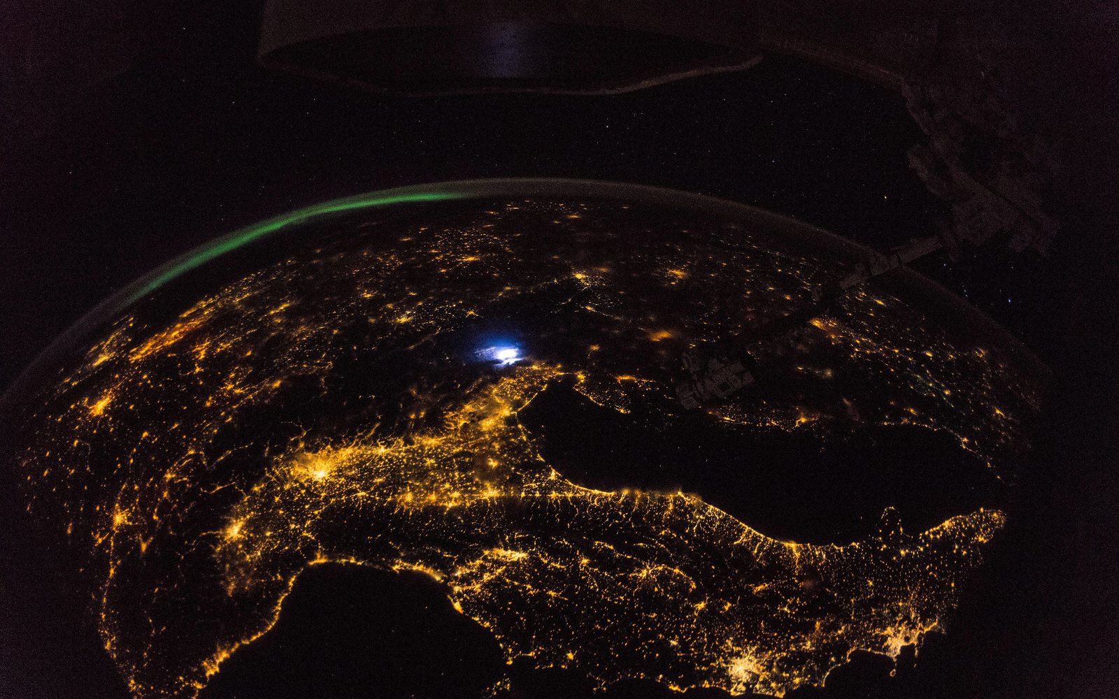 Europa de noche desde la órbita