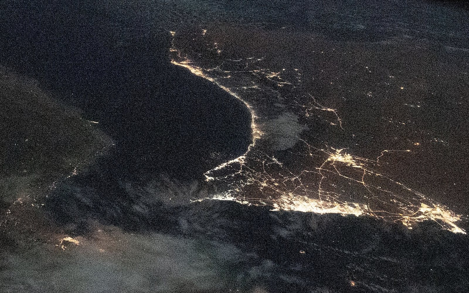 Der Persische Golf und der Golf von Oman bei Nacht, von der Internationalen Raumstation aus fotografiert