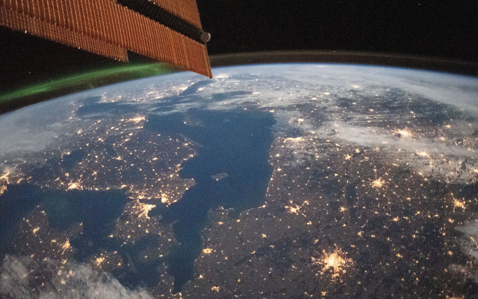 Luces de las ciudades del norte de Europa de noche, desde la Estación Espacial Internacional